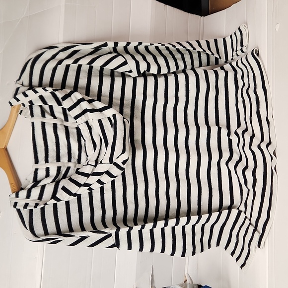 EUC Lou Grey Women's sz M  Pullover w/hoodie & front pouch Super comfortable - Picture 4 of 4